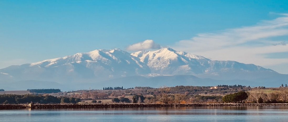 Le Canigou enneigé vu depuis le lac de Villeneuve-de-la-Raho